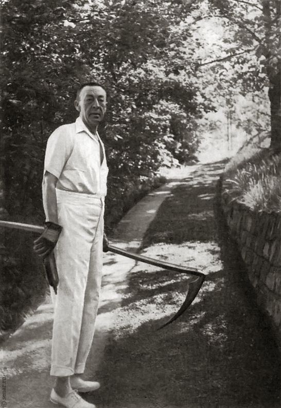 Сергей Рахманинов с косой за работой в саду. Сенар, август 1938 года